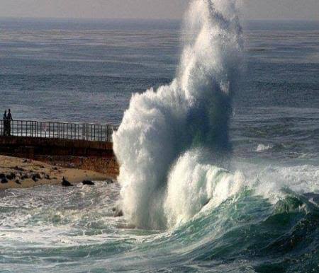 Ilustrasi gelombang tinggi di laut Kepri (foto/int)
